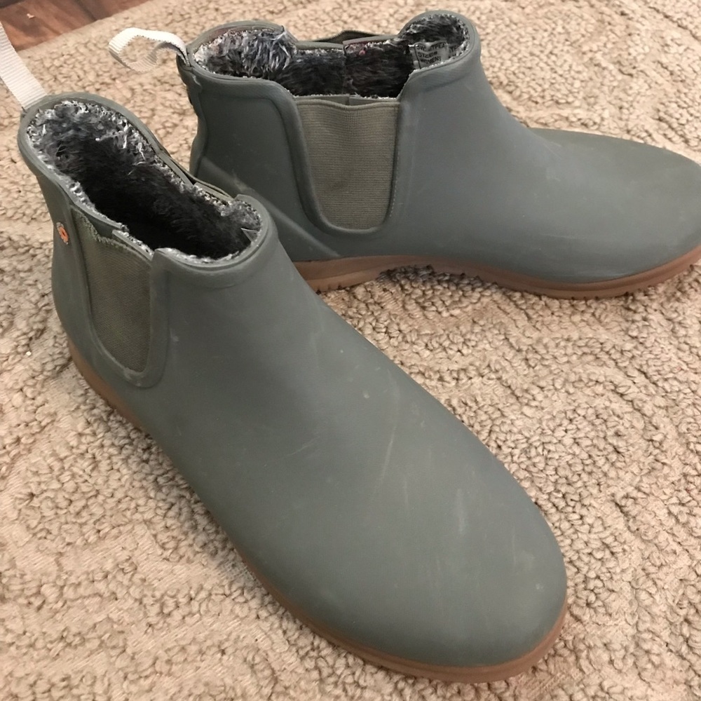 Womens Bogs insulated ankle boots 8
